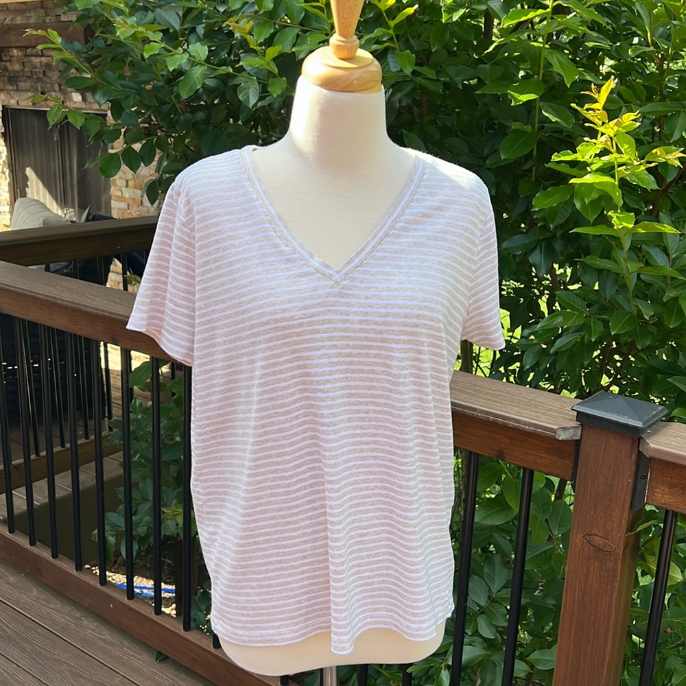 Vineyard Vines tan & white stripped tee shirt